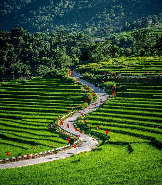Du khách thích thú với đường cờ Tổ quốc đẹp như tranh vẽ ở Pù Luông- Ảnh 1.