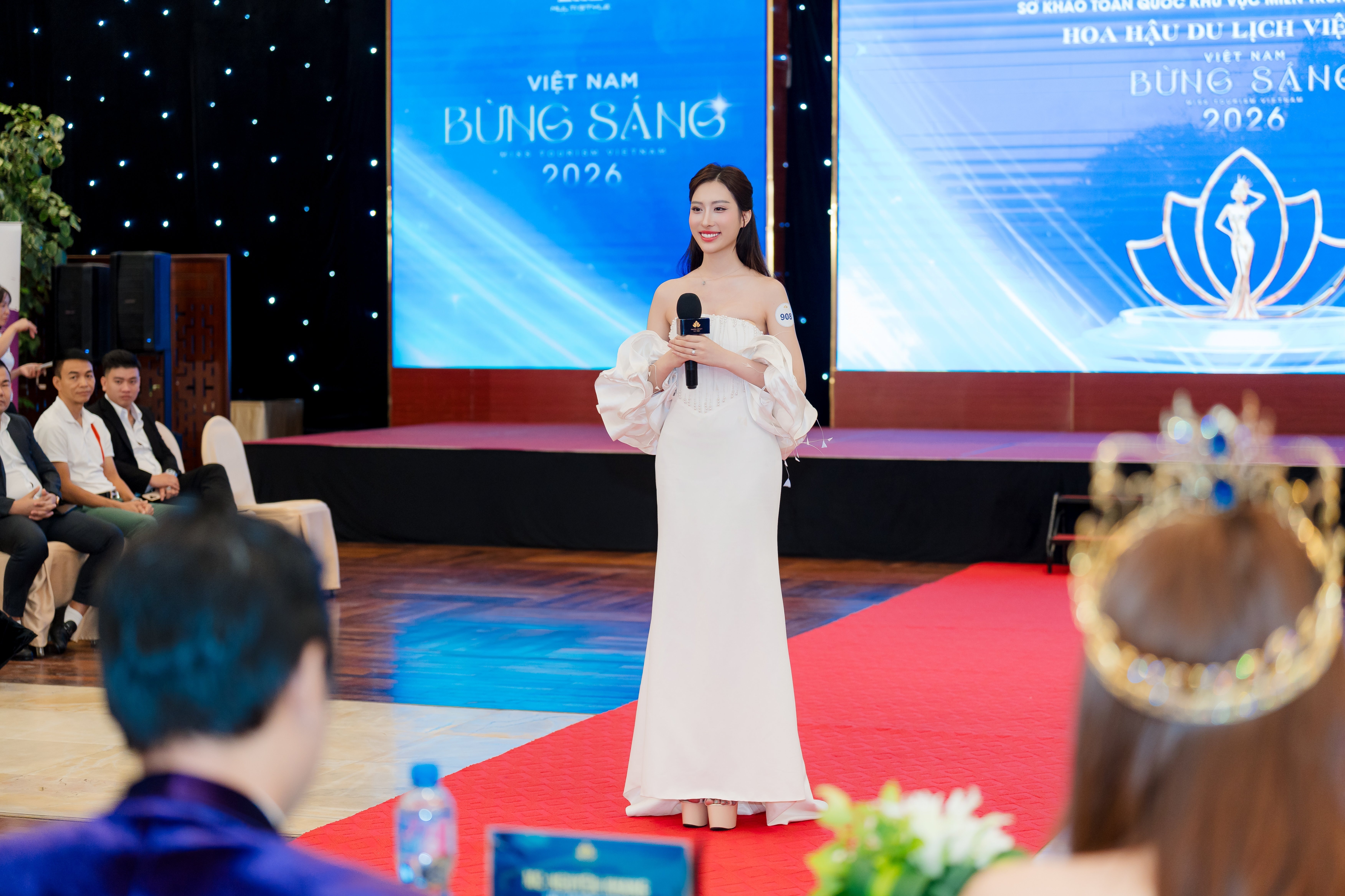 Trước loạt câu hỏi về du lịch bền vững, vai trò giới trẻ và những vấn đề xã hội, Kiều Anh lựa chọn cách trả lời song ngữ Anh – Việt. Phần thể hiện mạch lạc, ngắn gọn nhưng giàu thông điệp, đồng thời khéo léo gắn kết trải nghiệm cá nhân với tầm nhìn rộng, giúp cô ghi điểm nhờ sự thuyết phục và định hướng hành động rõ ràng.