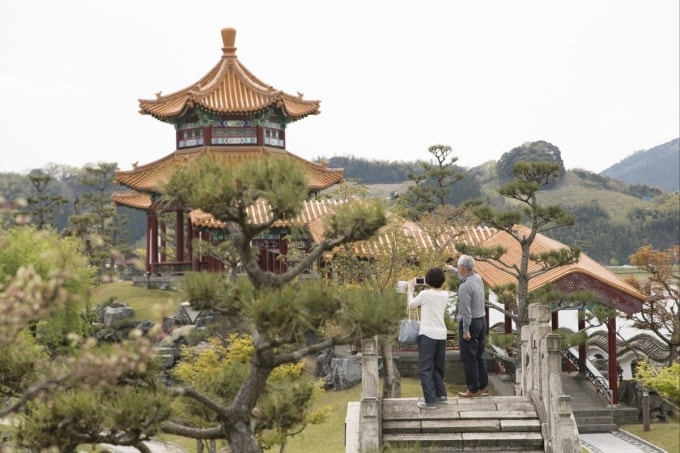 Hai du khách Trung Quốc đang chụp ảnh phong cảnh khi đến Nhật Bản du lịch. Ảnh: Xinhua