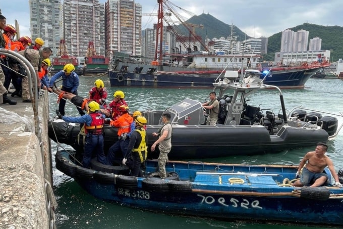 Đội cứu hộ quận Chai Wan đưa người mẹ 38 tuổi và con trai 5 tuổi bất tỉnh đến bệnh viện Pamela Youde Nethersole Eastern, Hong Kong chiều 23/9. Ảnh: Cannix Yau