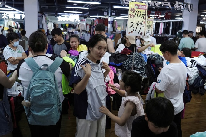 Người dân mua đồ giảm giá ở Bắc Kinh, Trung Quốc ngày 14/7/2024. Ảnh: Reuters
