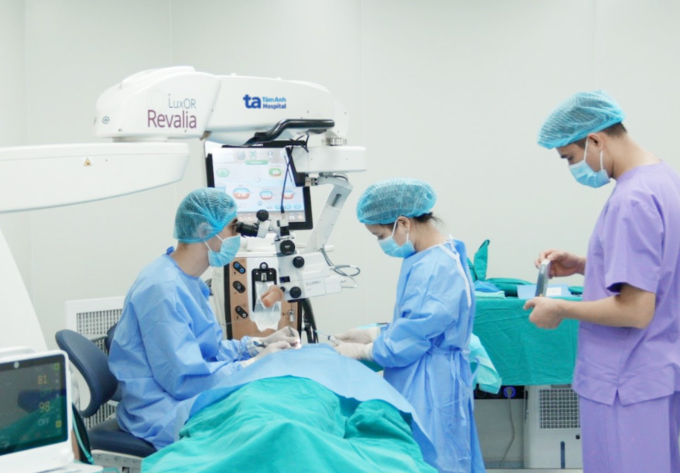 Bác sĩ thực hiện phẫu thuật đục thủy tinh thể. Ảnh: Bệnh viện Đa khoa Tâm Anh