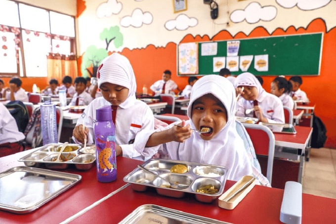 Hơn 800 học sinh Indonesia ngộ độc trong một ngày từ chương trình bữa ăn miễn phí 10 tỷ USD