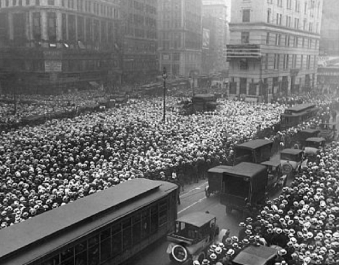 Đám đông bên ngoài tờ The New York Times đang chờ đợi tin tức mới nhất. Ảnh: Thefightcity