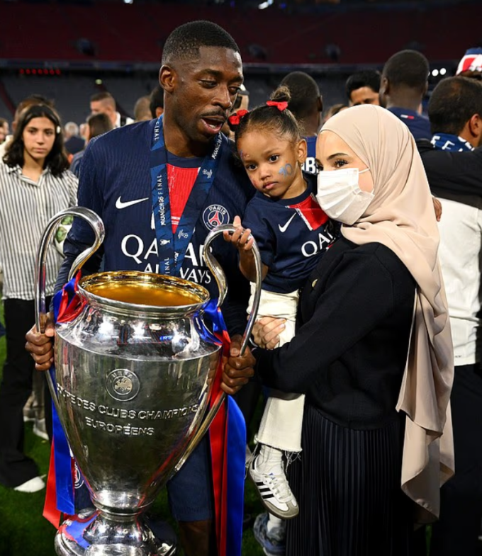 Ousmane Dembele cùng vợ Rima Edbouche và con gái mừng chức vô địch Champions League mùa 2024-2025. Ảnh: UEFA