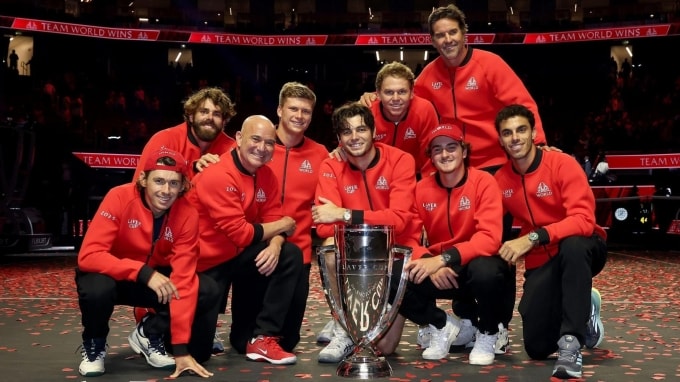 Đội Thế giới mừng chức vô địch Laver Cup 2025, tại nhà thi đấu Chase Center, San Francisco, Mỹ tối 21/9. Ảnh: Reuters