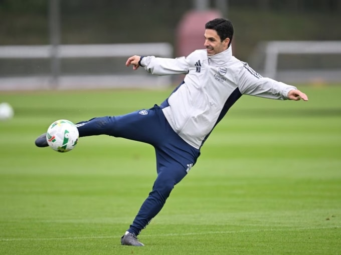 HLV Mikel Arteta trong buổi tập của Arsenal ngày 23/9. Ảnh: Arsenal FC