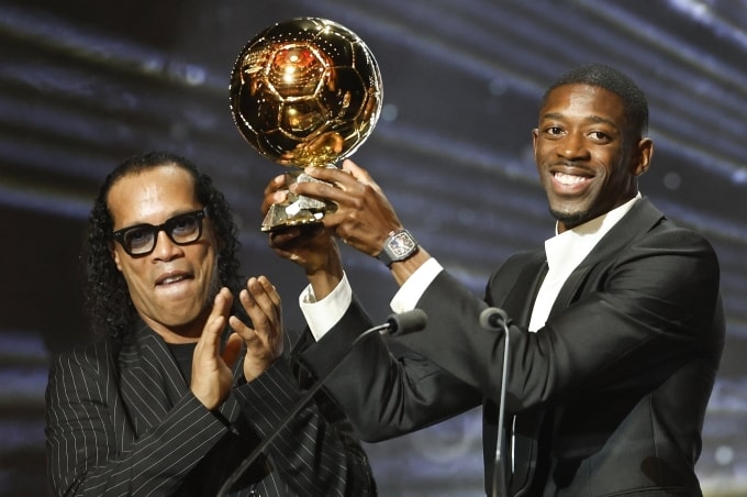 Ronaldinho trao Quả Bóng Vàng 2025 cho Dembele tại nhà hát Chatelet, Paris ngày 22/9. Ảnh: EPA