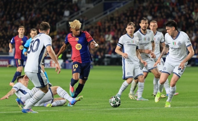 Yamal đi bóng qua hàng thủ Inter trong trận bán kết lượt đi Champions League mùa 2024-2025. Ảnh: Reuters