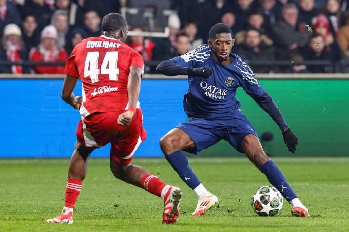 Dembele làm động tác giả loại hậu vệ Soumaila Coulibaly trong trận PSG thắng chủ nhà Brest 3-0 ở lượt đi vòng play-off Champions League ngày 11/2/2025. Ảnh: AFP