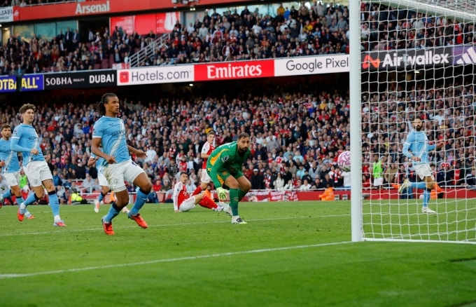 Hàng thủ Man City nhìn bóng đi vào lưới sau bàn gỡ 1-1 của Arsenal trong trận Ngoại hạng Anh trên sân Emirates, London ngày 21/9. Ảnh: Guardian
