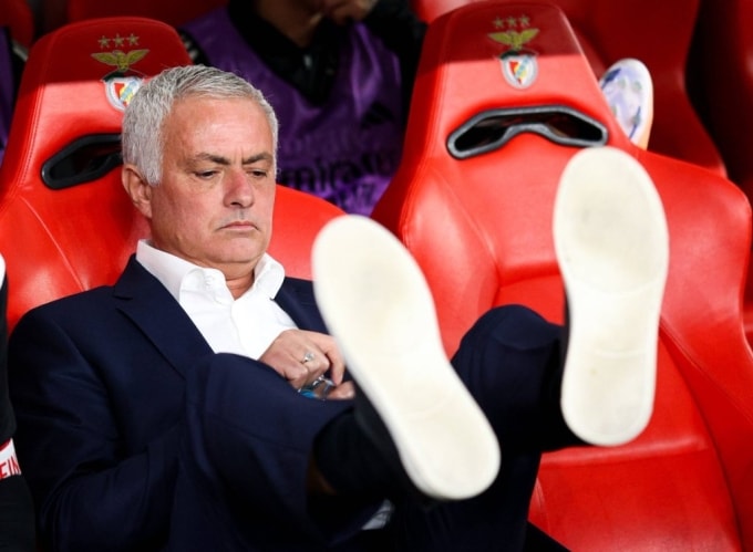 HLV Jose Mourinho trong trận Benfica hòa Rio Ave 1-1 trên sân Luz, Lisbon, Bồ Đào Nha ngày 23/9/2025. Ảnh: Abola