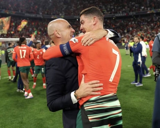 HLV Martinez và Ronaldo mừng chức vô địch Nations League hồi tháng 6 tại Đức. Ảnh: OS
