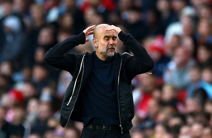 Guardiola ôm đầu thất vọng sau bàn thua ở cuối trận hòa Arsenal 1-1 trên sân Emirates, London ngày 21/9. Ảnh: Reuters