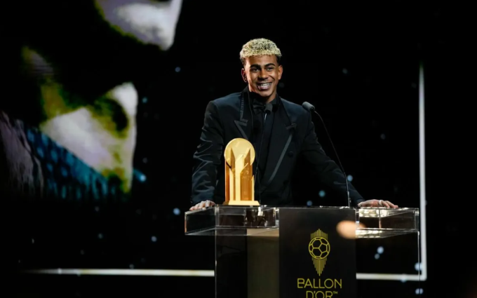 Lamine Yamal tươi cười khi nhận Kopa Trophy trong lễ trao giải Quả bóng Vàng 2025 của France Football tại Nhà hát Chatelet ở Paris, Pháp ngày 22/9/2025. Ảnh: FC Barcelona