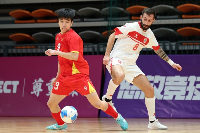 Cầu thủ Việt Nam (áo đỏ) và Lebanon tranh bóng ở lượt cuối bảng E vòng loại futsal châu Á 2026 chiều 24/9 tại nhà thi đấu Linping Sport Center Gymnasium, Hàng Châu, Trung Quốc. Ảnh: AFC