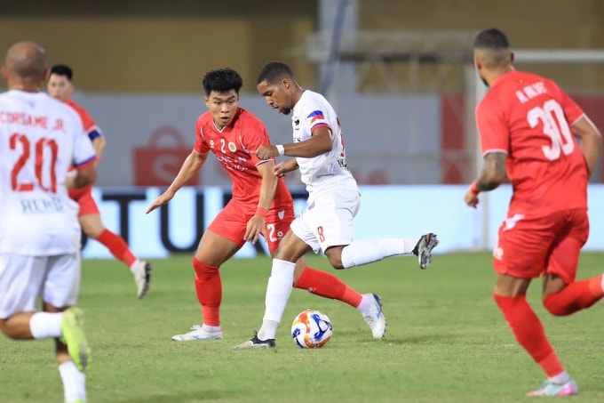 Công an Hà Nội (áo đỏ) thắng Dynamic Herb Cebu (áo trắng) 1-0 ở lượt hai bảng A Cup CLB Đông Nam Á 2025-2026, trên sân Hàng Đẫy, Hà Nội ngày 24/9/2025. Ảnh: Minh Minh