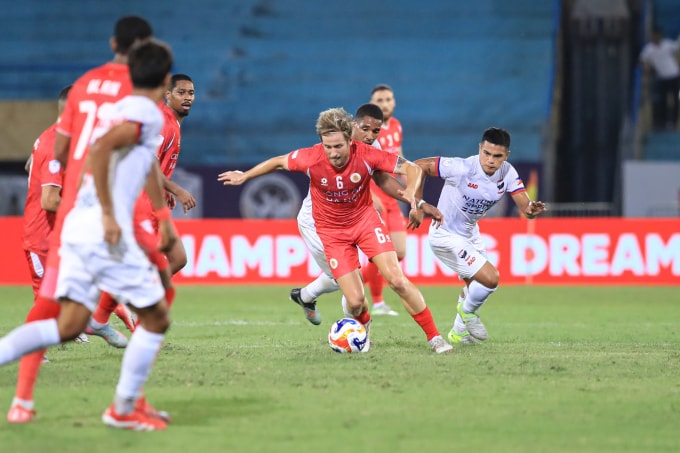 Công an Hà Nội (áo đỏ) thắng Dynamic Herb Cebu (áo trắng) 1-0 ở lượt hai bảng A Cup CLB Đông Nam Á 2025-2026, trên sân Hàng Đẫy, Hà Nội ngày 24/9/2025. Ảnh: Minh Minh