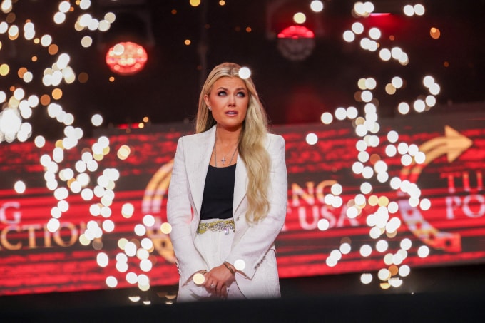 Erika Kirk phát biểu tại lễ tưởng niệm Charlie Kirk ở Glendale, bang Arizona ngày 21/9. Ảnh: AFP