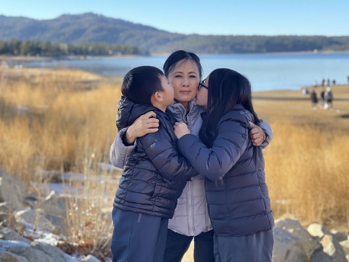 Chinh Nguyen và hai con ở quận Cam, bang California. Ảnh: Center for Health Journalism