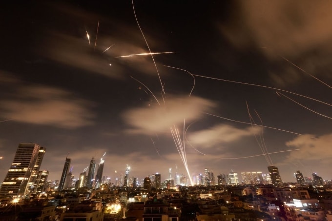 Hệ thống phòng không Israel đánh chặn tên lửa Iran trên bầu trời Tel Aviv ngày 18/6. Ảnh: AFP