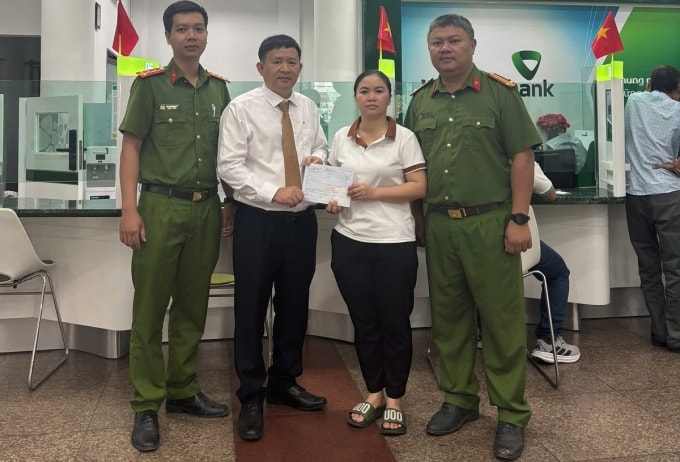Chị Hiền chụp ảnh cùng đại diện ngân hàng và công an xã sau khi trả lại tiền. Ảnh: Công an xã Sơn Tịnh