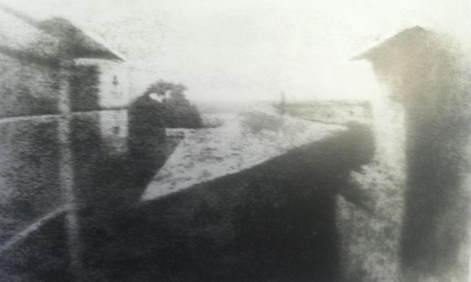 Bức ảnh View from the Window at Le Gras của Nicéphore Niépce. Ảnh: Wikimedia Commons