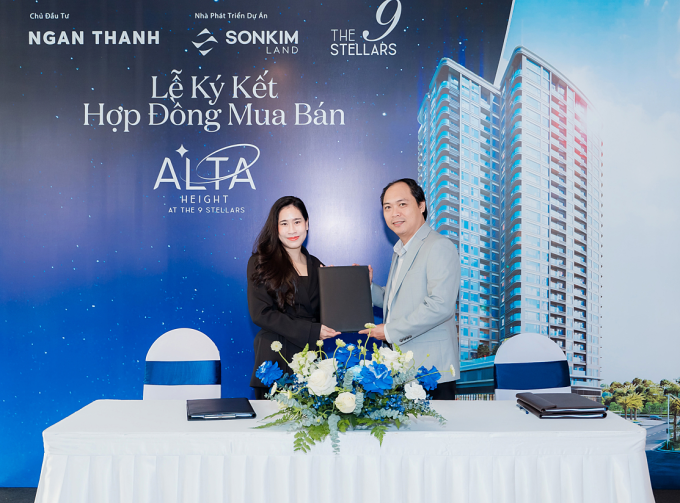 Khách hàng ký kết hợp đồng mua bán căn hộ Alta Height tại dự án The 9 Stellars. Ảnh: SonKim Land