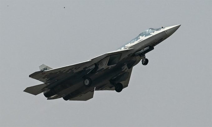 Tiêm kích Su-57 Nga bay trình diễn tại ngày khai mạc Aero India 2025 ảnh 10/2. Ảnh:AFP