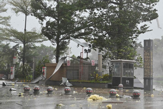 Các tấm tôn bị gió thổi bay trên đường phố Dương Giang khi bão Ragasa đổ bộ. Ảnh: AFP