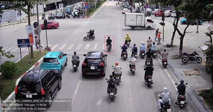 Camera AI phát hiện người đi xe máy vượt đèn đỏ trên phố Phạm Văn Bạch. Ảnh: Cục CSGT