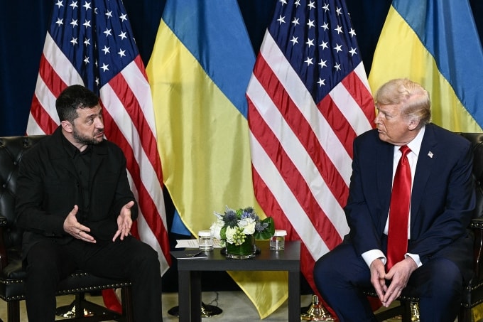 Tổng thống Mỹ Donald Trump (phải) gặp Tổng thống Ukraine Volodymyr Zelensky tại trụ sở Liên Hợp Quốc ở New York ngày 23/9. Ảnh: AFP