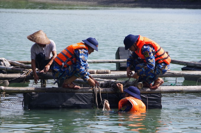 Bộ đội Hải Quân giúp ngư dân gia cố bè nuôi hải sản. Ảnh Đoàn Hiệp