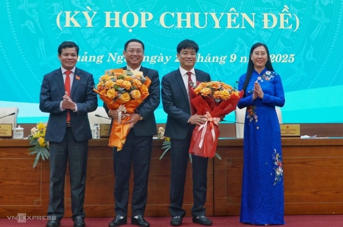 Ông Nguyễn Công Hoàng và ông Đỗ Tâm Hiển ở giữa nhận hoa và chúc mừng từ lãnh đạo HĐND tỉnh Quảng Ngãi. Ảnh: Phạm Linh