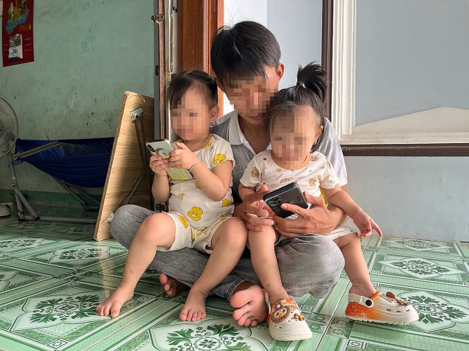 Trần Huỳnh Kiệt và hai con nhỏ tại căn nhà cấp 4 thuê ở phường Ninh Hòa. Ảnh:Sao Mai