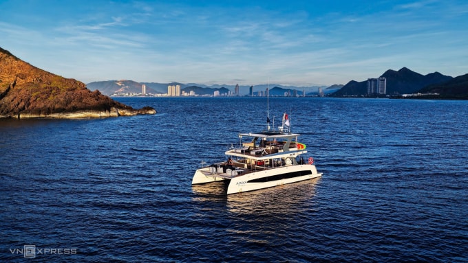 Du thuyền tham quan vịnh Nha Trang. Ảnh: Hoàng Sao