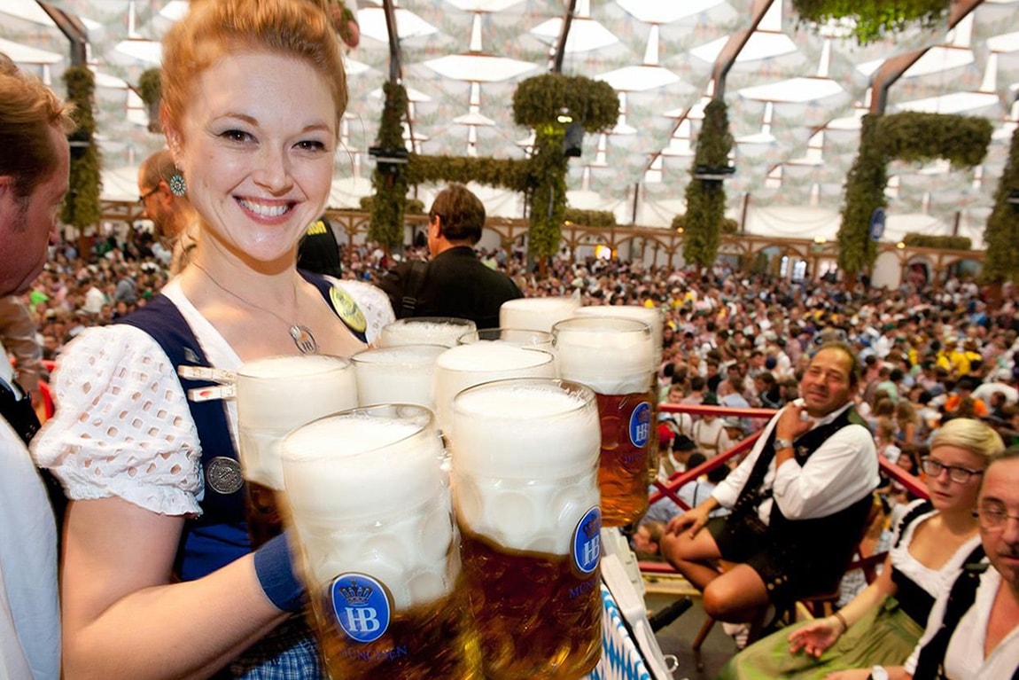 Những cô gái bưng bia tại lễ hội Oktoberfest khỏe thế nào
