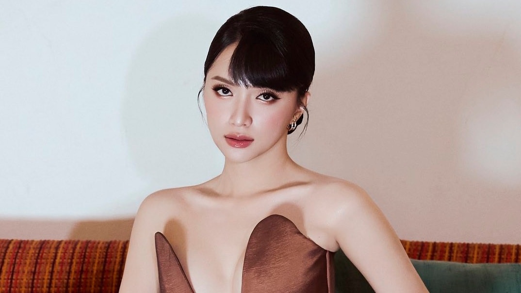 Hoa hậu chuyển giới Hương Giang tạo dáng ở hậu trường 