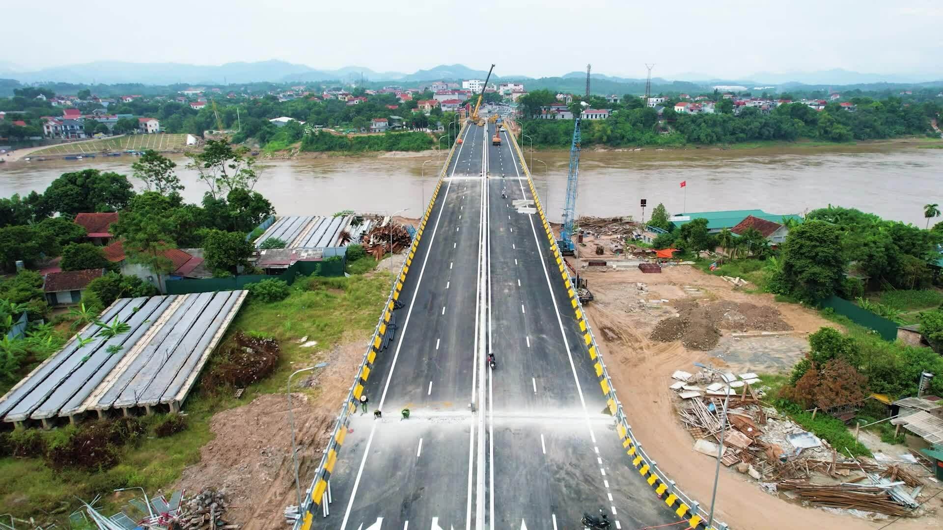 Cầu Phong Châu bước vào giai đoạn cuối.