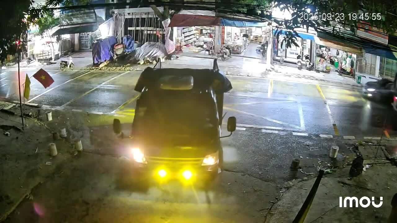 Đi lùi, xe tải hất người đi xe máy vào ôtô con