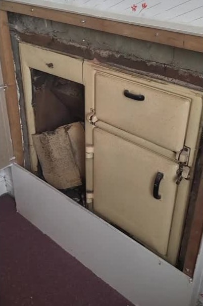 Cặp vợ chồng kinh ngạc khi phát hiện "báu vật bí ẩn" trong tường nhà - Ảnh 2. Cặp vợ chồng kinh ngạc khi phát hiện "báu vật bí ẩn" trong tường nhà - Ảnh 1.