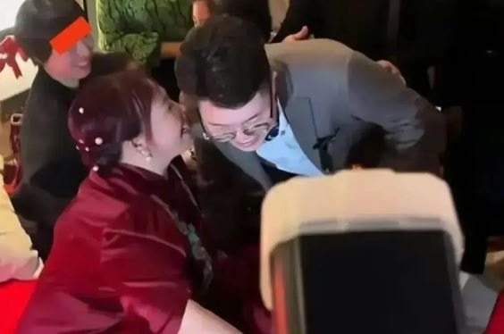 Chú rể 29 tuổi cưới vợ 51 tuổi, gia thế cô dâu gây bất ngờ - Ảnh 2.