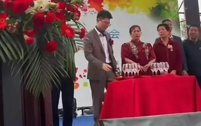 Chú rể 29 tuổi cưới vợ 51 tuổi, gia thế cô dâu gây bất ngờ - Ảnh 1.