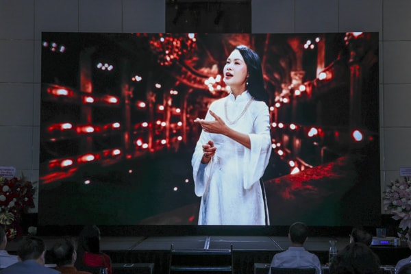 'Nữ hoàng nhạc phim' Mai Hoa: 'Nhận danh hiệu NSND, tôi thấy mình cần phải có trách nhiệm nhiều hơn'- Ảnh 2. 'Nữ hoàng nhạc phim' Mai Hoa: 'Nhận danh hiệu NSND, tôi thấy mình cần phải có trách nhiệm nhiều hơn'- Ảnh 2.