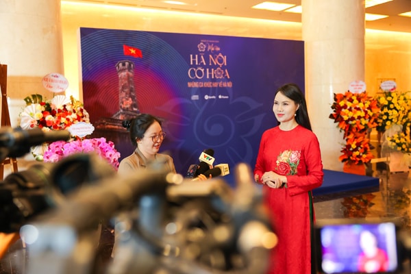 'Nữ hoàng nhạc phim' Mai Hoa: 'Nhận danh hiệu NSND, tôi thấy mình cần phải có trách nhiệm nhiều hơn'- Ảnh 1. 'Nữ hoàng nhạc phim' Mai Hoa: 'Nhận danh hiệu NSND, tôi thấy mình cần phải có trách nhiệm nhiều hơn'- Ảnh 1.