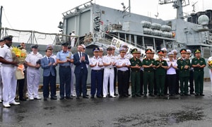 Lữ đoàn 125 Vùng 2 Hải quân giao lưu với Thủy thủ tàu Hải quân Anh HMS Richmond