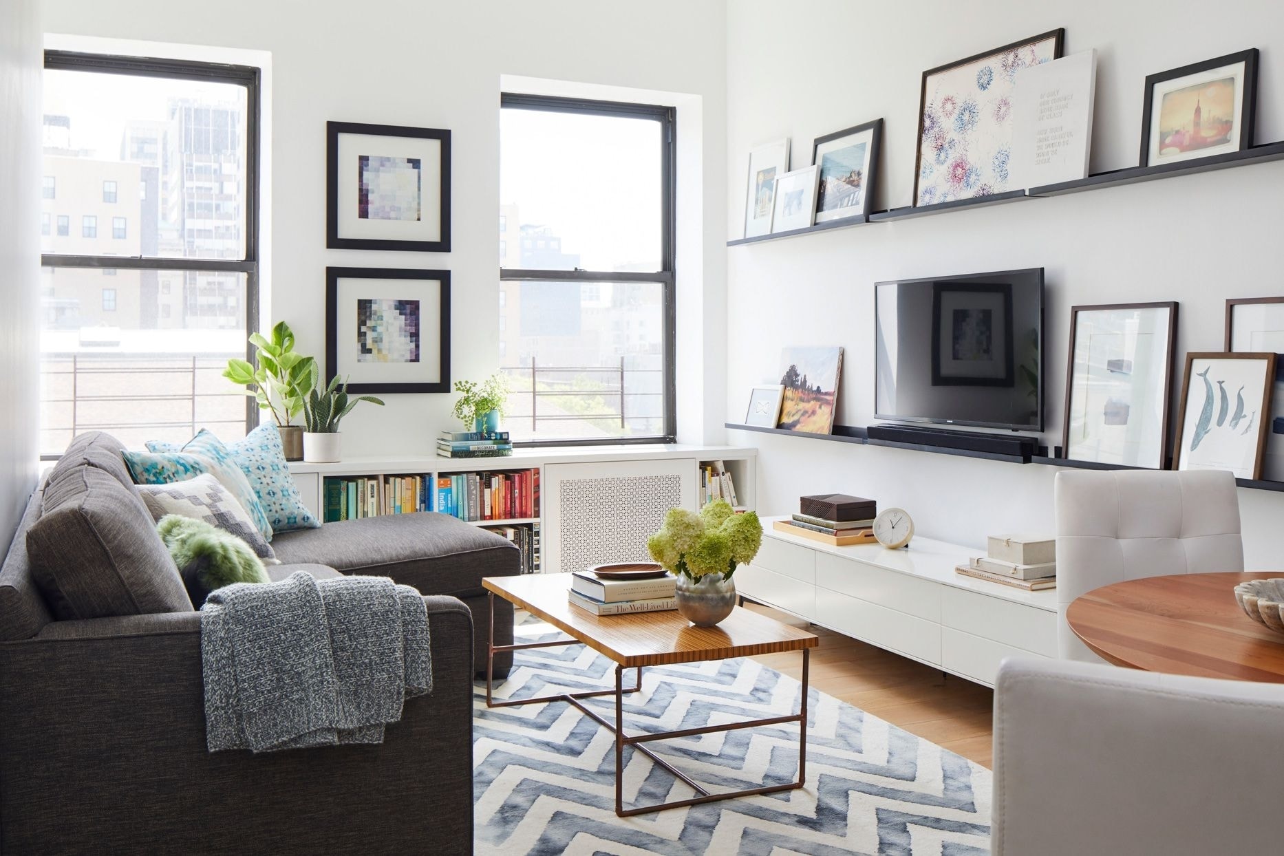 Phòng khách nhỏ nên chọn sofa giường hoặc chữ L. (Ảnh: Better Homes & Gardens)