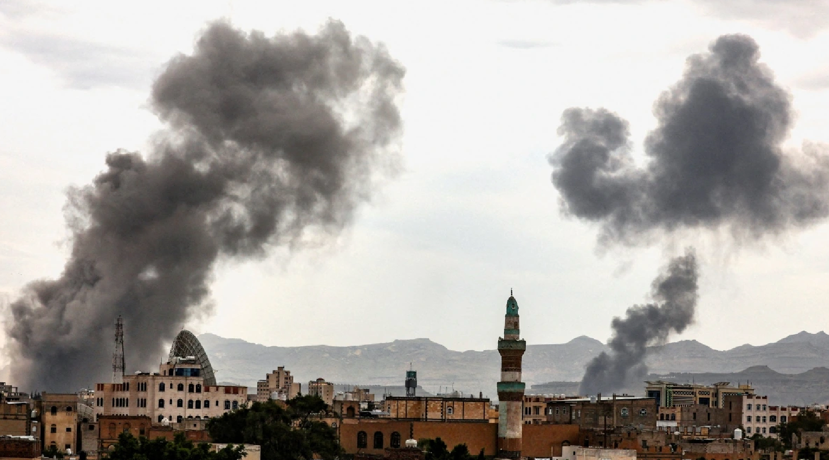 Khói bốc lên sau cuộc không kích của Israel vào thủ đô của Yemen hôm 10/9. (Ảnh: Reuters)