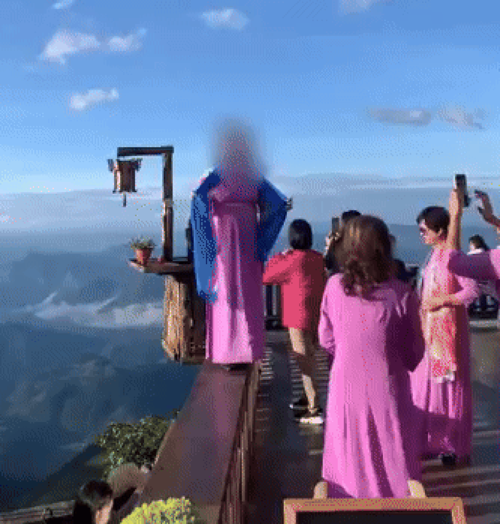 Nữ du khách trèo lên lan can, đứng chênh vênh chụp ảnh ở Tà Xùa gây xôn xao - 1