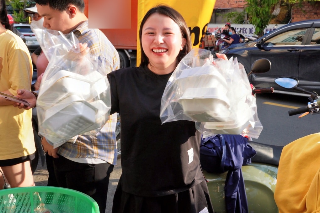 Xếp hàng dài mua loại bánh chỉ bán trong 1 tiếng ở TPHCM - 3